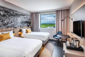 Postel nebo postele na pokoji v ubytování Courtyard by Marriott Prague Airport