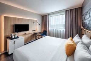 Postel nebo postele na pokoji v ubytování Courtyard by Marriott Prague Airport