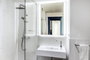 Koupelna v ubytování Courtyard by Marriott Prague Airport