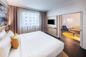 TV a/nebo společenská místnost v ubytování Courtyard by Marriott Prague Airport