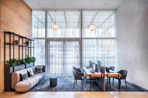 Posezení v ubytování Courtyard by Marriott Prague Airport