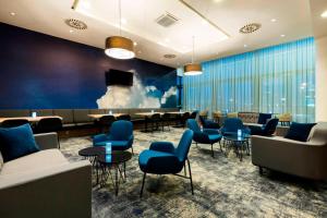 Posezení v ubytování Courtyard by Marriott Prague Airport