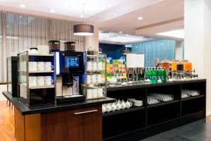 Příslušenství pro přípravu čaje a kávy v ubytování Courtyard by Marriott Prague Airport