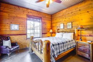 Postel nebo postele na pokoji v ubytování Waterfront Lodge on Lake Tawakoni Group Getaway! + 37 fotografií