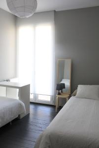 سرير أو أسرّة في غرفة في San Sebastian playa Zurriola