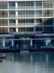 Výhled na řeku, která protéká v blízkosti hotelu