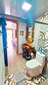 a bathroom with a toilet in a room at Finca Nuevo Monarca in Pereira