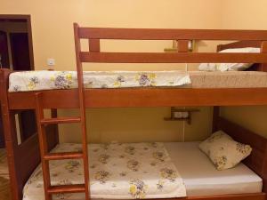 Voodi või voodid majutusasutuse KotorHostelito toas