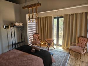 Postel nebo postele na pokoji v ubytování Emintha Log House