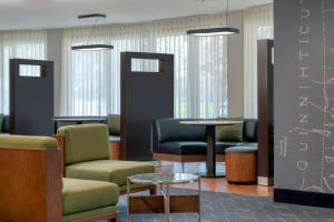 Posezení v ubytování Courtyard by Marriott Providence Lincoln