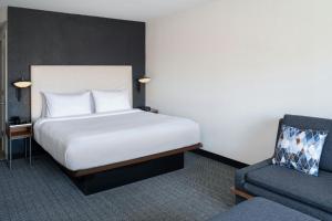 Postel nebo postele na pokoji v ubytování Courtyard by Marriott Providence Lincoln