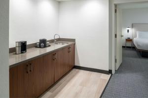 Kuchyň nebo kuchyňský kout v ubytování Courtyard by Marriott Providence Lincoln
