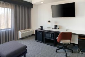 TV a/nebo společenská místnost v ubytování Courtyard by Marriott Providence Lincoln