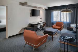 TV a/nebo společenská místnost v ubytování Courtyard by Marriott Providence Lincoln