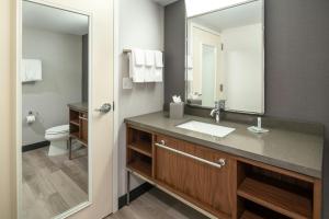 Koupelna v ubytování Courtyard by Marriott Providence Lincoln
