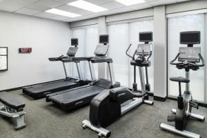 Fitness centrum a/nebo fitness zařízení v ubytování Courtyard by Marriott Providence Lincoln