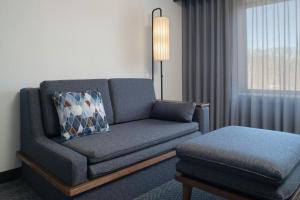 Posezení v ubytování Courtyard by Marriott Providence Lincoln