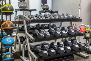 Fitness centrum a/nebo fitness zařízení v ubytování Courtyard by Marriott Providence Lincoln