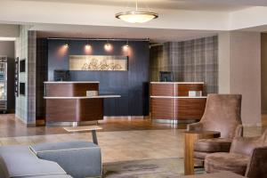 Posezení v ubytování Courtyard by Marriott Richmond Berkeley