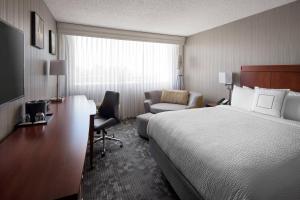 TV a/nebo společenská místnost v ubytování Courtyard by Marriott Richmond Berkeley