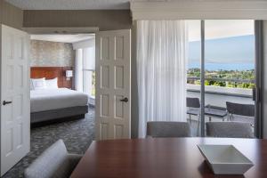 Postel nebo postele na pokoji v ubytování Courtyard by Marriott Richmond Berkeley