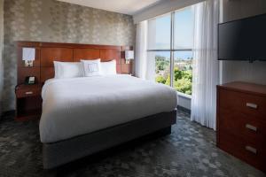 Postel nebo postele na pokoji v ubytování Courtyard by Marriott Richmond Berkeley
