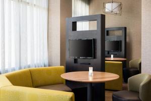 Posezení v ubytování Courtyard by Marriott Richmond Berkeley