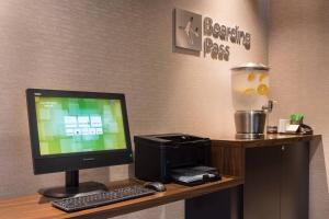 TV a/nebo společenská místnost v ubytování Courtyard by Marriott Richmond Berkeley