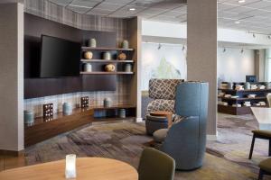 Posezení v ubytování Courtyard by Marriott Richmond Berkeley