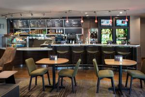 Lounge nebo bar v ubytování Courtyard by Marriott Richmond Berkeley