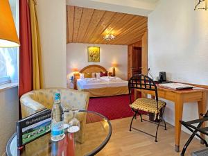 Postel nebo postele na pokoji v ubytování Hotel Hirschen + 37 fotografií