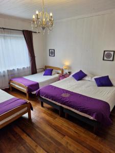 Kama o mga kama sa kuwarto sa Hostal Arrayan