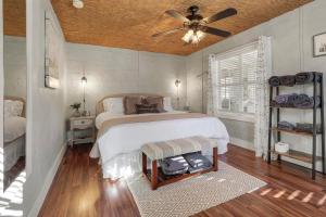 una camera da letto con un letto e un ventilatore a soffitto di Creekside Cabins - Creekside Cottage a Wimberley