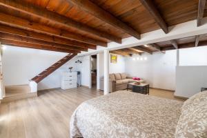 una camera da letto con un letto e un divano di Apartment Geranio - Rural Guest Apartment a Tías