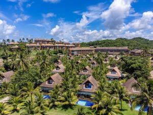 une vue aérienne d'un complexe hôtelier avec des palmiers dans l'établissement Bangalô exclusivo no Eco Resort Carneiros, à Praia dos Carneiros