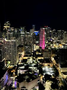 een uitzicht op een stad 's nachts met lichten bij Magic Miami Penthouse, Ocean & City Views, Pool, Spa, Gym, in Miami