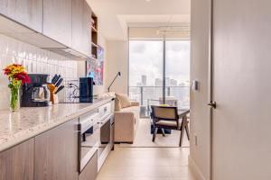 een keuken met een aanrecht en een eetkamer bij Magic Miami Penthouse, Ocean & City Views, Pool, Spa, Gym, in Miami +74 foto's
