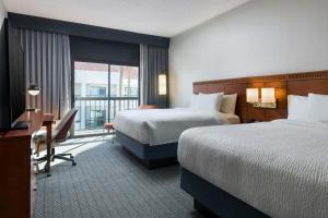 Postel nebo postele na pokoji v ubytování Courtyard by Marriott Phoenix North + 30 fotografií