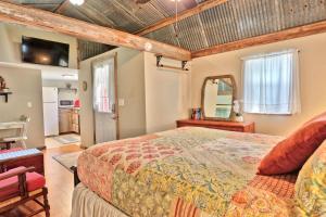 En eller flere senge i et værelse på Sunflower Ridge Bungalow