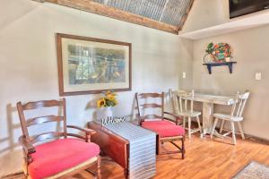 Et opholdsområde på Sunflower Ridge Bungalow