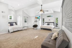 un soggiorno con due letti e un divano di Canyon Lake Lighthouse a Canyon Lake Altre 41 foto