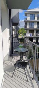 a patio with a table and chairs on a balcony at Apartament Świętej Katarzyny in Tarnów