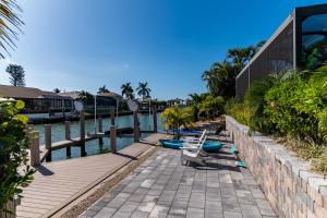 マルコ・アイランドにある"The Lighthouse" l Gorgeous Waterfront 3 Bed with Quick Access to Gulfの水遊歩道