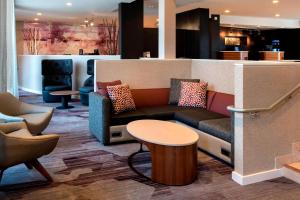 Area soggiorno di Courtyard by Marriott Poughkeepsie