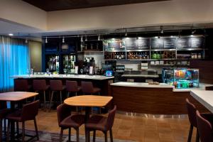 Salone o bar di Courtyard by Marriott Poughkeepsie