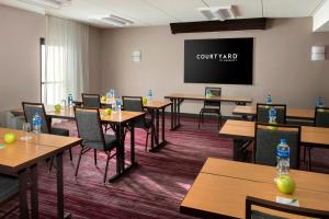 Zona business o sala conferenze di Courtyard by Marriott Poughkeepsie