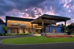 un edificio con un cartello sulla facciata di Courtyard by Marriott Poughkeepsie a Poughkeepsie
