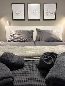 een slaapkamer met een bed met handdoeken erop bij Cozy Apartament Maspalomas in San Bartolomé +23 foto's