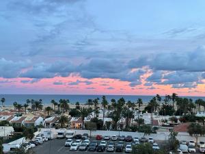 een luchtzicht op een parkeerplaats bij zonsondergang bij Cozy Apartament Maspalomas in San Bartolomé