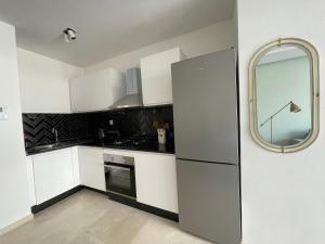 Una cocina o zona de cocina en Charmant studio avec vue sur mer
